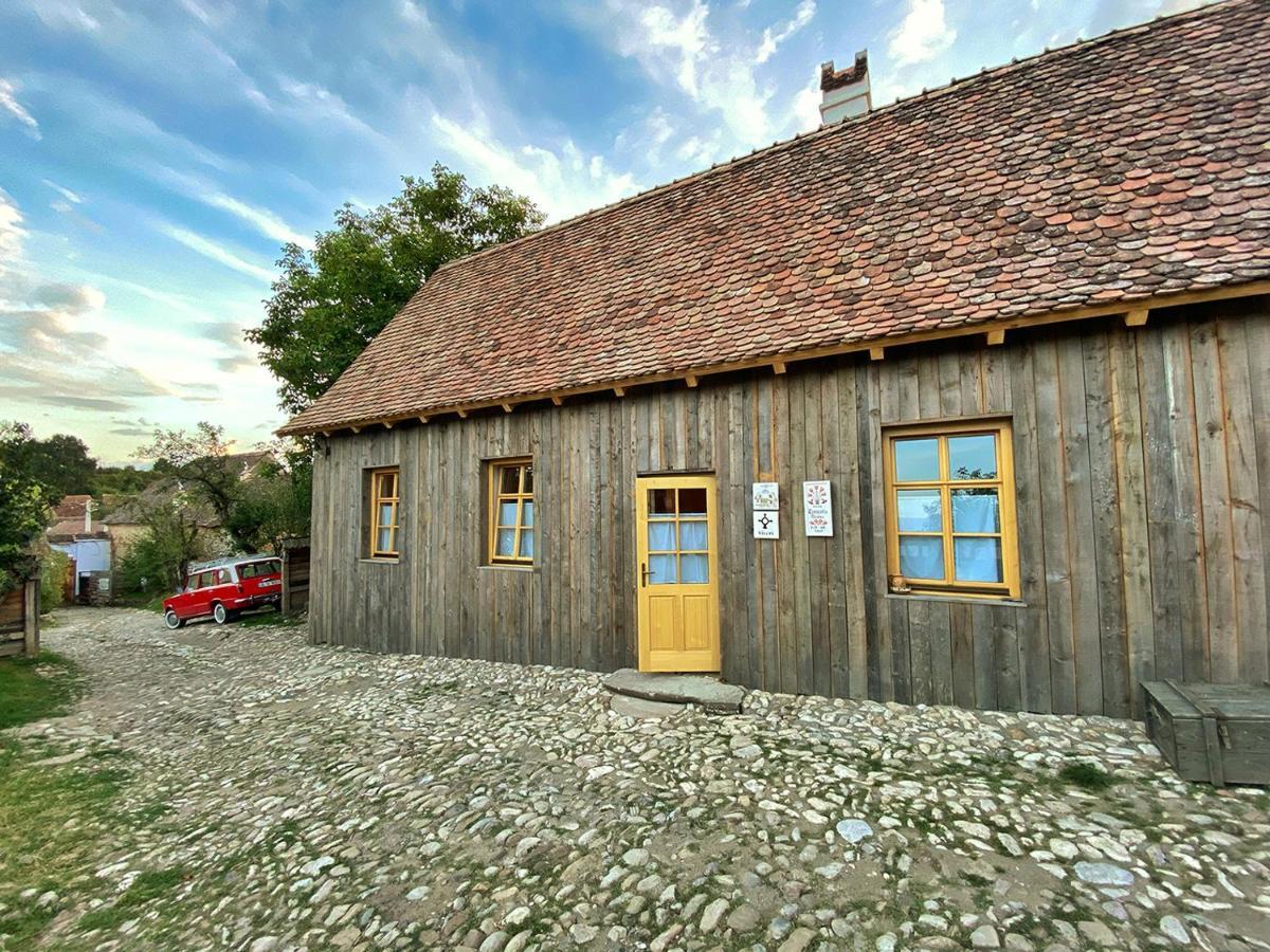 Отель Viscri 32 - White Barn And Blue House Экстерьер фото